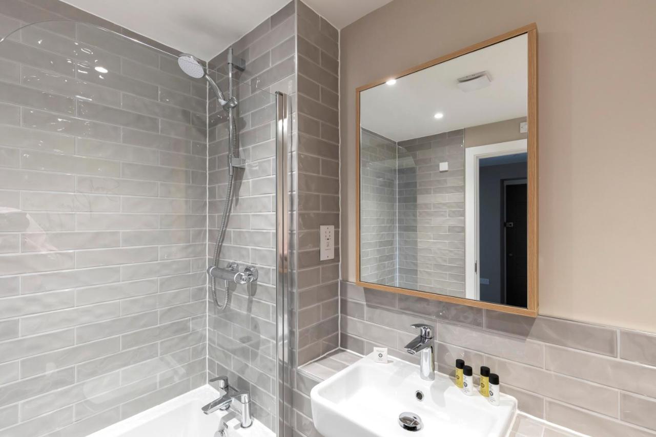 Elliot Oliver - Luxurious Two Bedroom Apartment With Parking Gloucester Exterior foto